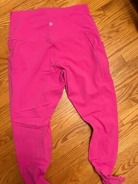 Lululemon Hot Pink cropped leggings with pockets